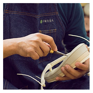 「HANDMADE IN JAPAN」は岩佐のポリシー。職人が集う手仕事のまち、大阪に根差し、海外生産や機械による量産に背を向け、すべて手づくりにこだわっています。奥ゆかしさを凝縮した小さなアイテムには職人の熟練した技が欠かせません。丁寧なものづくりは即ち丁寧な人づくり。岩佐は職人文化を継承し、手仕事ならではの温かさを表現します。