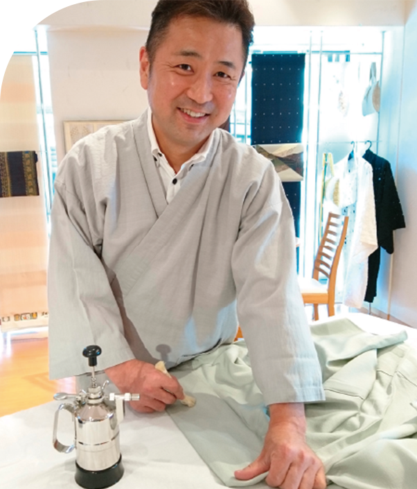 着物のお手入れをする職人